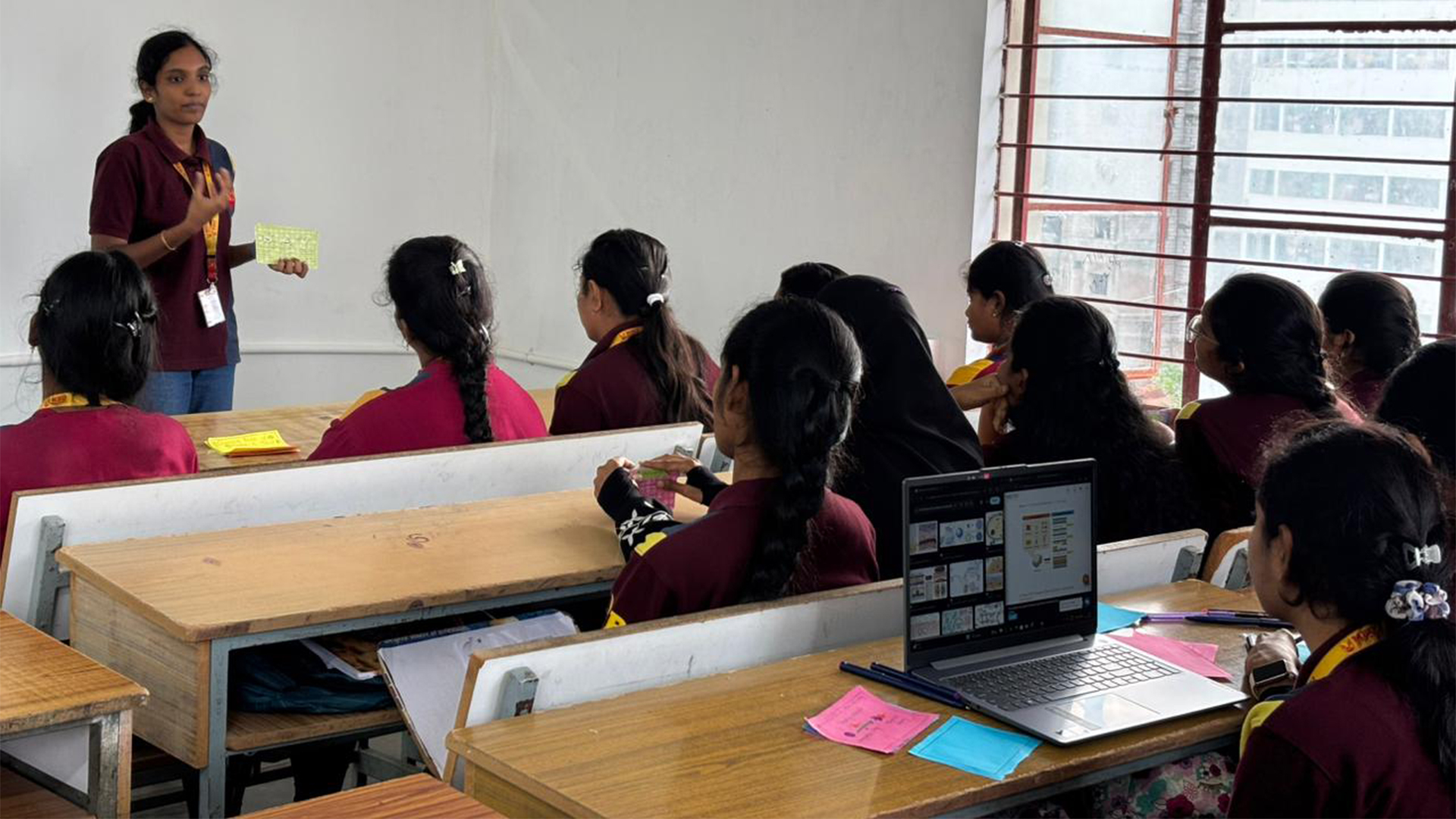 Showcasing Creativity in Sustainability through Focused Flash Presentations